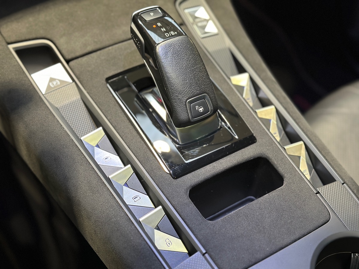DS Ds7 Crossback 225 ch e-Tense Performance Line Plus / ATTELAGE / HI-FI FOCAL / TOIT PANO /CARPLAY