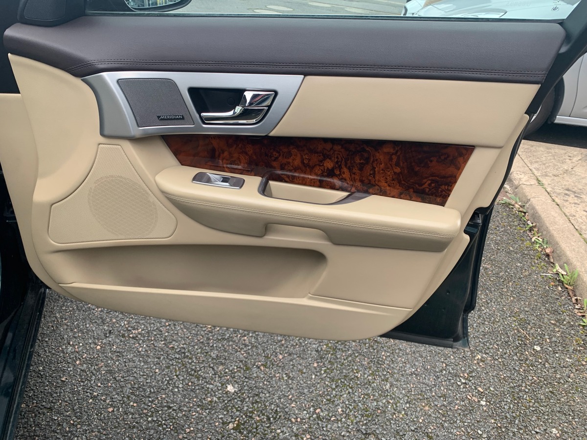 Jaguar XF 240 ch | V6 | R-Sport | Caméra recul | Sièges sport | Régulateur vitesse | GPS | Bluetooth