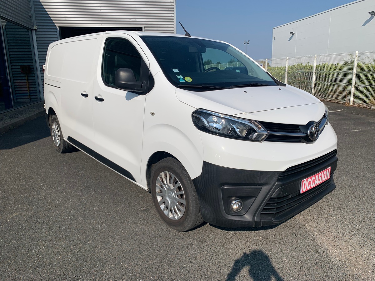 Toyota ProAce 122 ch | Business | Medium | 3 Places | Régulateur vitesse | GPS | Bluetooth | Radar
