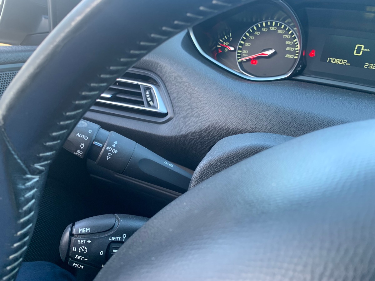 Peugeot 308 115 chevaux | Toit panoramique | Régulateur de vitesse | GPS | Attelage