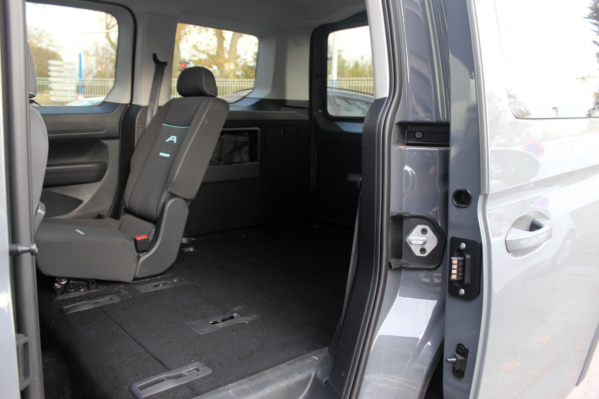 Ford Tourneo CONNECT III 2.0 ECOBLUE 122 ch  ACTIVE DSG 7 - 5 PLACES + CARPLAY