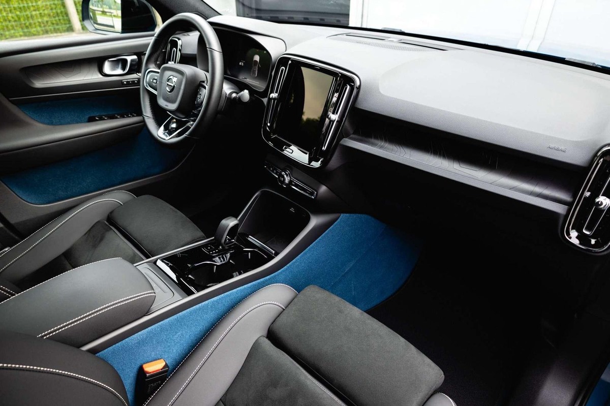 Volvo C40 RECHARGE TWIN 408 FIRST EDITION 75 KW j