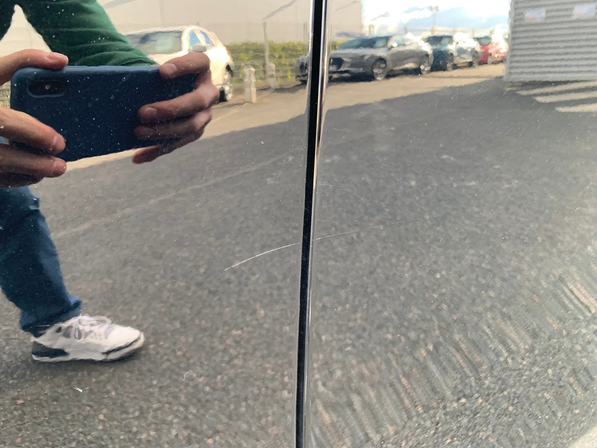 Tesla Model Y 275 chevaux | Premiére MAIN | Standard | Toit panoramique | Cuir | Siéges électriques