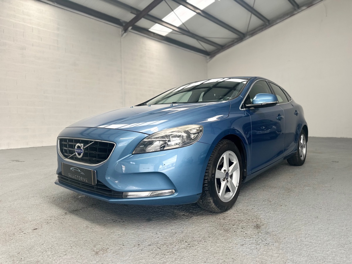 Volvo V40 T2 120CH MOMENTUM BVM6 ENTRETIEN COMPLET VOLVO / 1 ÈRE MAIN