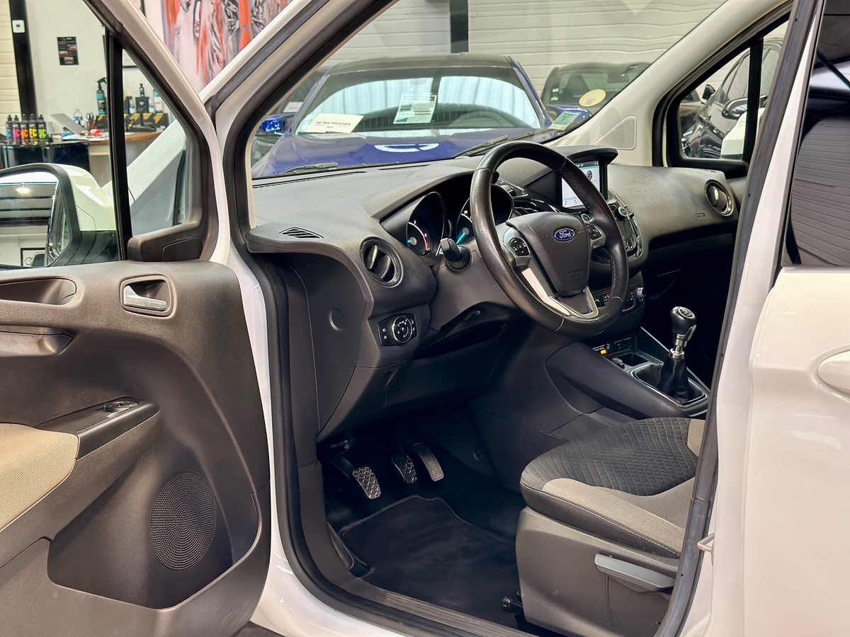 Ford Tourneo Courier (2) 1.5 TDCi 100 Titanium BVM6 + Attelage h