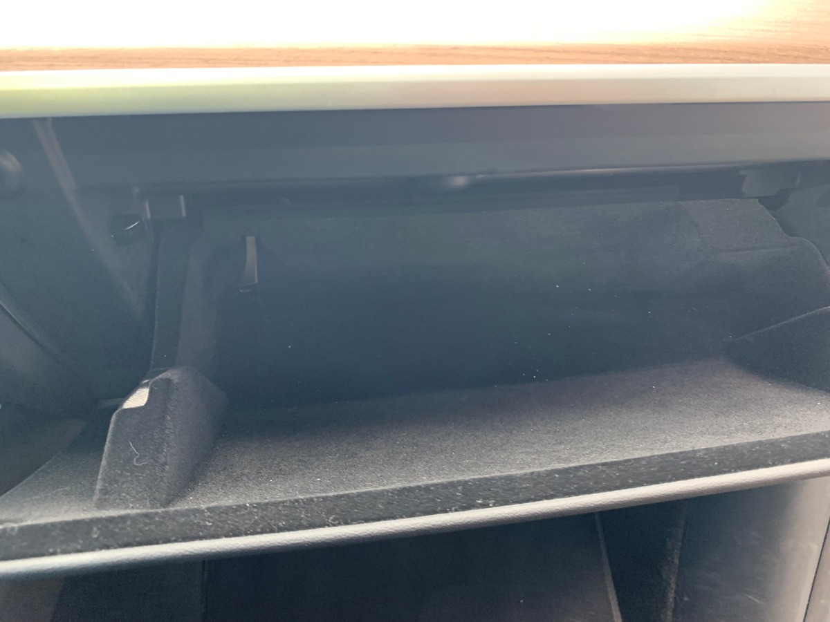 Tesla Model Y 275 chevaux | Premiére MAIN | Standard | Toit panoramique | Cuir | Siéges électriques