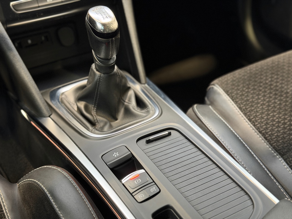 RENAULT Megane Estate IV DCI 130 cv Energy Intens / Attelage / Hifi BOSE / Caméra