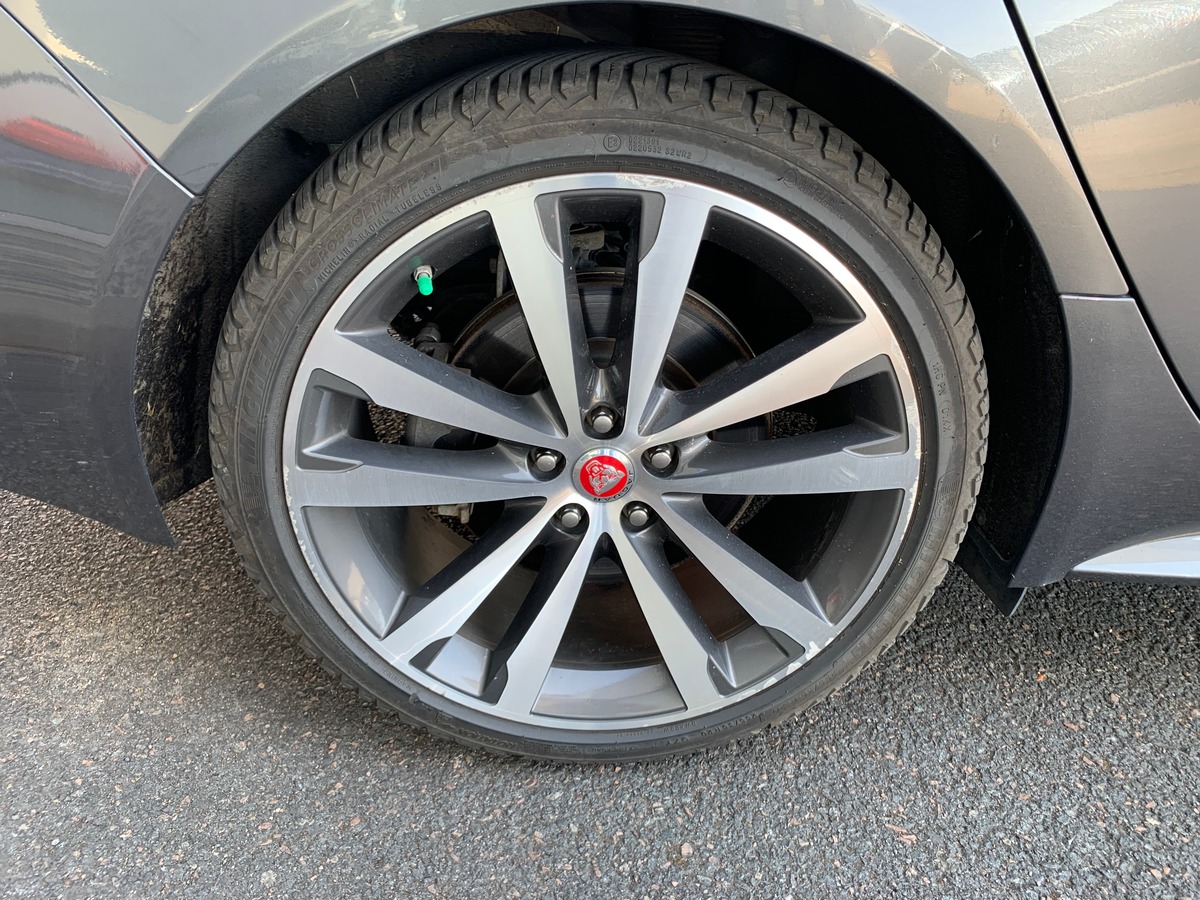 Jaguar XF Sportbrake 240 ch | R Sport | AWD | Toit panoramique | Caméra de recul | Apple car play
