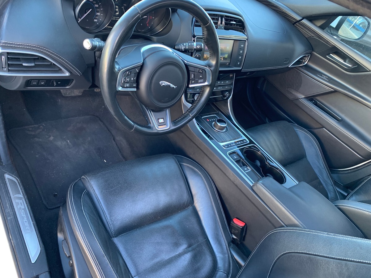 Jaguar XE 180 ch | Intérieur cuir | Toit ouvrant | Caméra de recul | GPS | Bluetooth