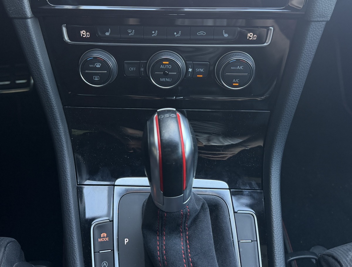 Volkswagen Golf VII - TCR / CarVertical / Echappement Akrapovic / Apple Carplay / Caméra
