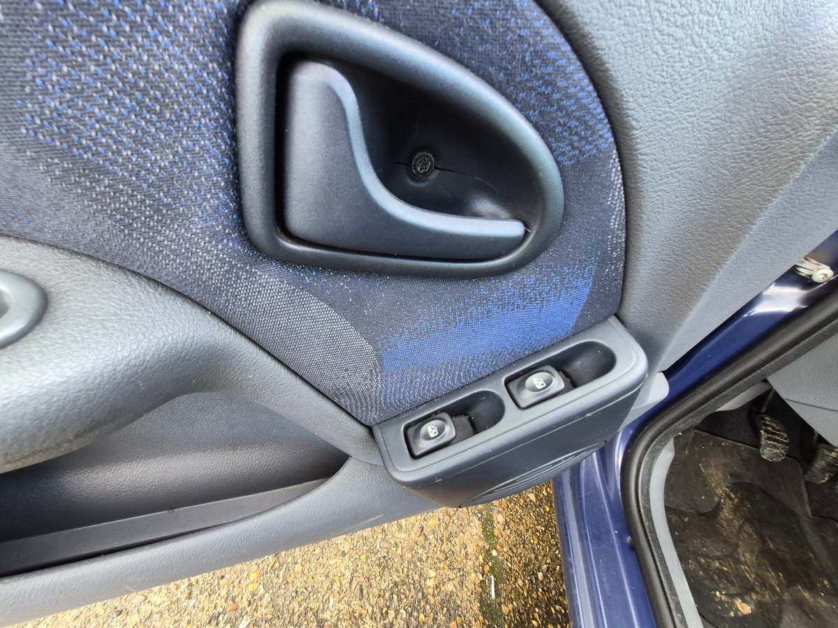 RENAULT Clio II 1.4 RTE 5 PORTES