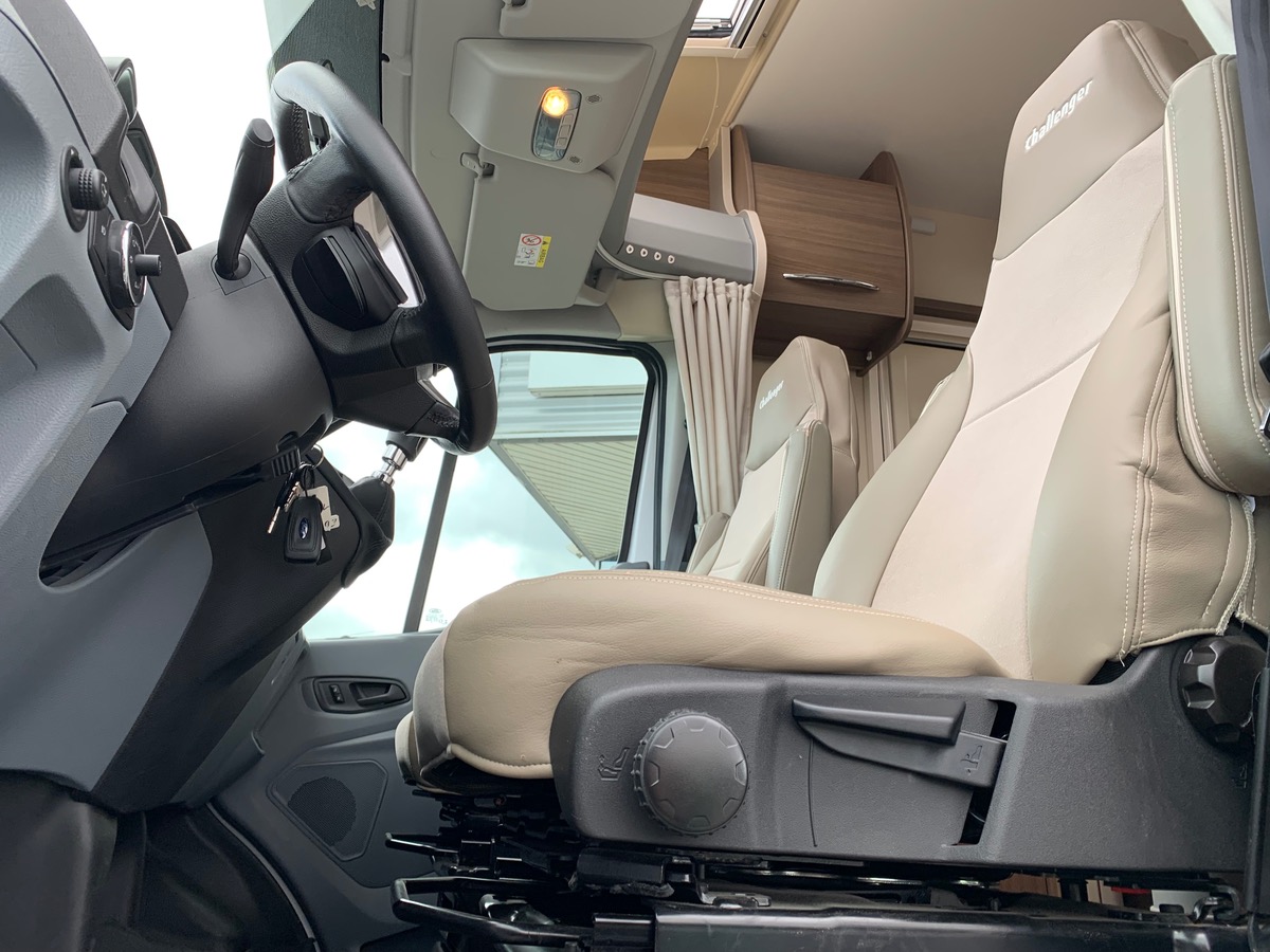 Ford Challenger 155 ch | 2,2 litres | GENESIS 288 EB Profilé | 3 Couchages | Caméra de recul