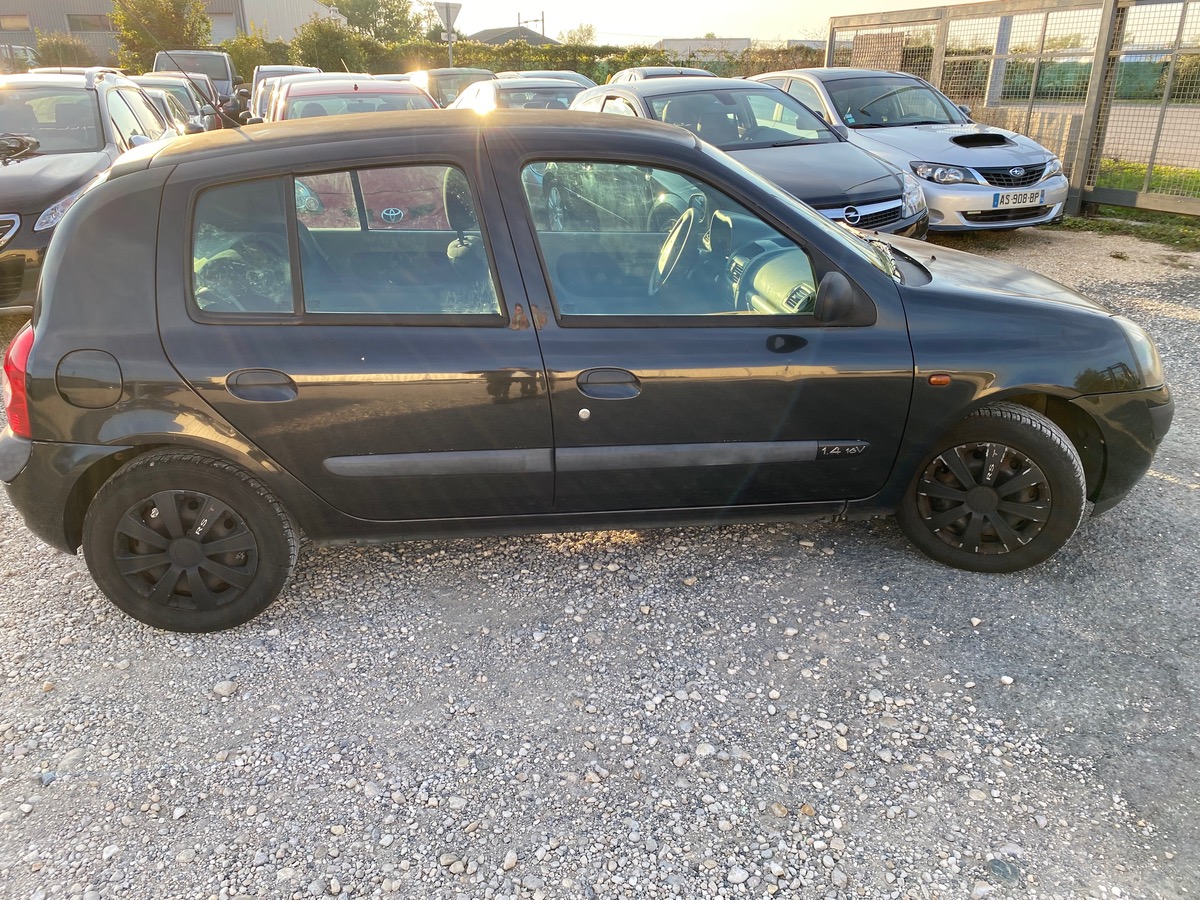 RENAULT Clio II Phase 2 1.4i 100CH DISTRIB NEUVE TRES BONNE ÉTAT
