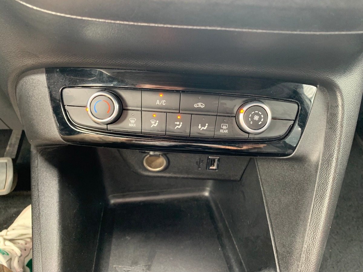 Opel Corsa 100 | Apple car play | Régulateur vitesse | | Reconnaissance des panneaux | Climatisation