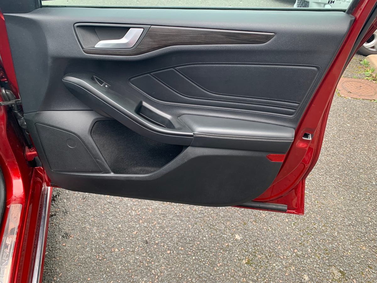 Ford FOCUS SW 120 ch | Vignale | Toit ouvrant panoramique | Apple car play Android auto | Attelage