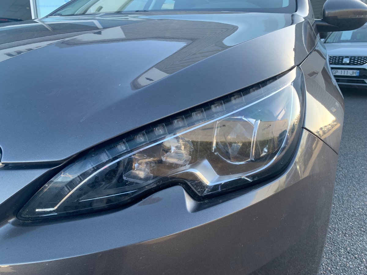 Peugeot 308 115 chevaux | Toit panoramique | Régulateur de vitesse | GPS | Attelage