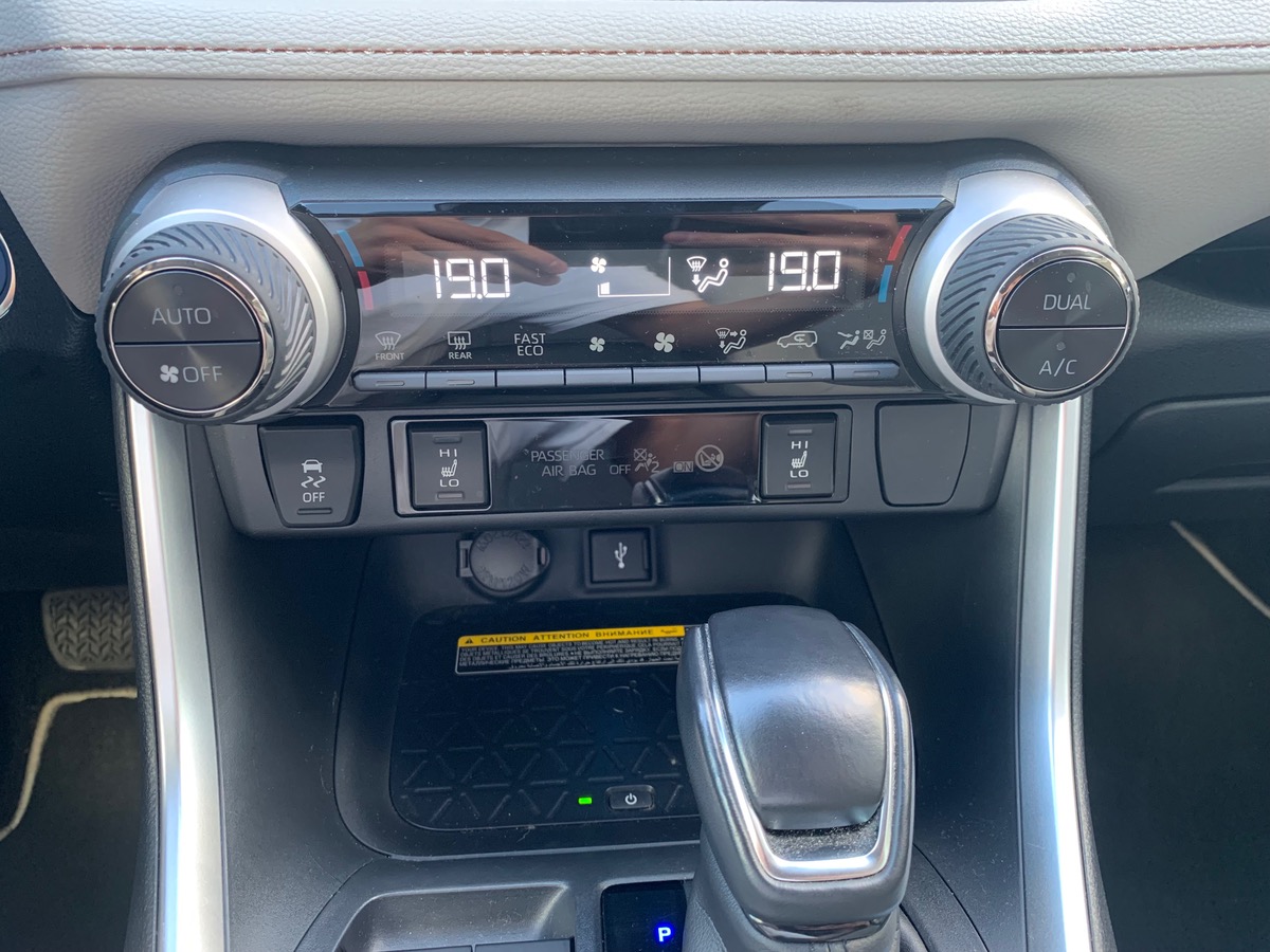 Toyota RAV4 222 ch | AWD | Lounge | Caméra vue 360° | Cuir | Régulateur de vitesse adaptatif