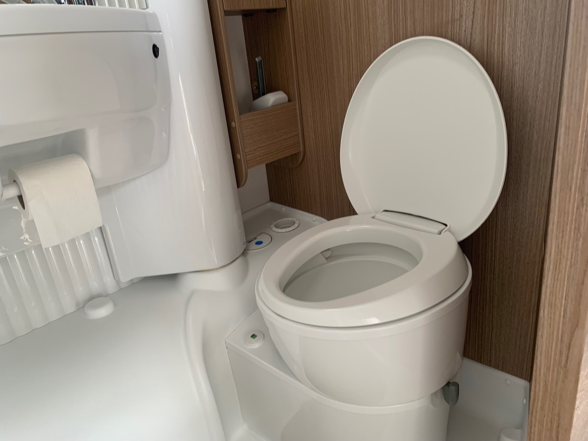 Capron A 140 ch | CAMERA DE RECUL |  LITS SUPPERPOSES | STORE EXTERIEUR | Climatisation manuelle