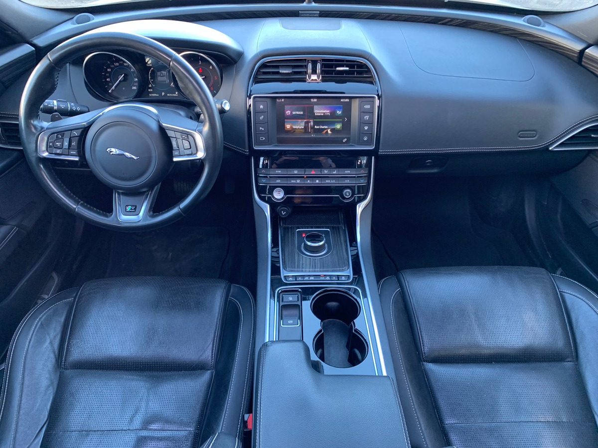Jaguar XE 180 ch | Intérieur cuir | Toit ouvrant | Caméra de recul | GPS | Bluetooth