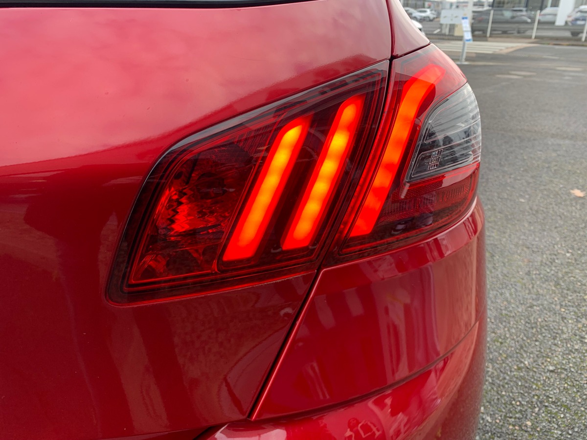 Peugeot 308 100 ch | Pack Attelage | Régulateur vitesse | Jantes Alu | Radar stationnement arriére