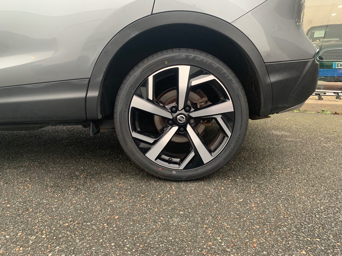 Nissan Qashqai 130 ch | Tekna | Toit Panoramique | Caméra 360° | GPS | Attelage | Barres de Toit