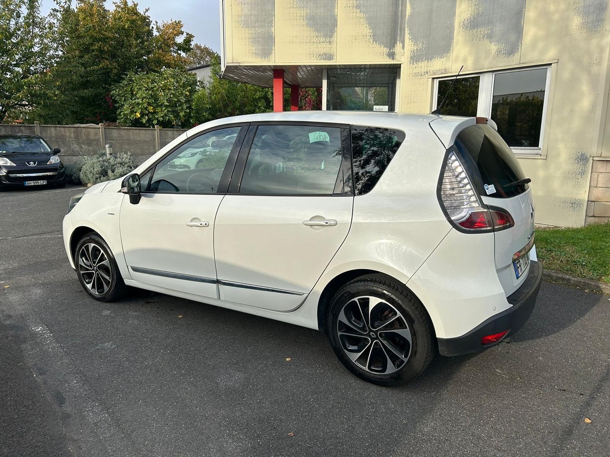 RENAULT Scenic 1.5 DCI 110 CV BOSE en 4XCARTE bleu