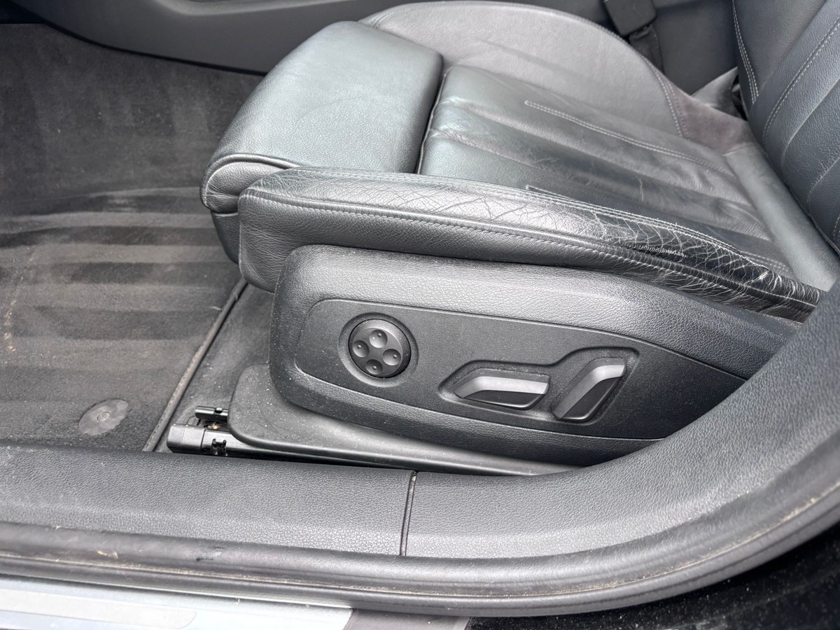 Audi A4 Avant 2.0 TFSI S-Tronic - Française - Suivi d'entretiens - CARPLAY