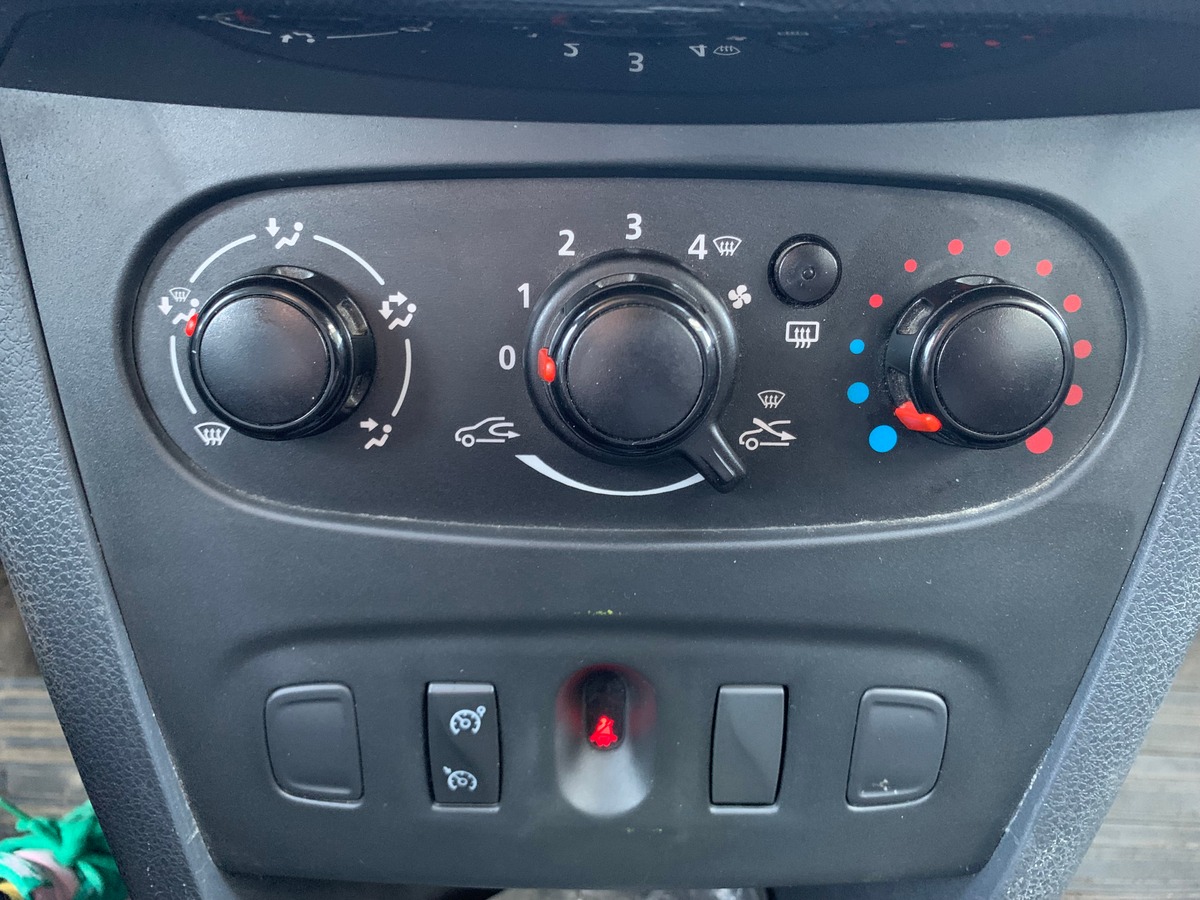 Dacia Sandero 75 ch | Régulateur limiteur de vitesse | Roue de secours galette + cric |  Bluetooth