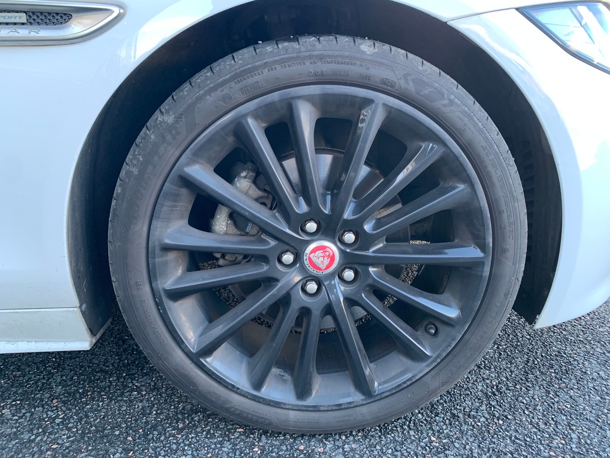 Jaguar XE 180 ch | Intérieur cuir | Toit ouvrant | Caméra de recul | GPS | Bluetooth