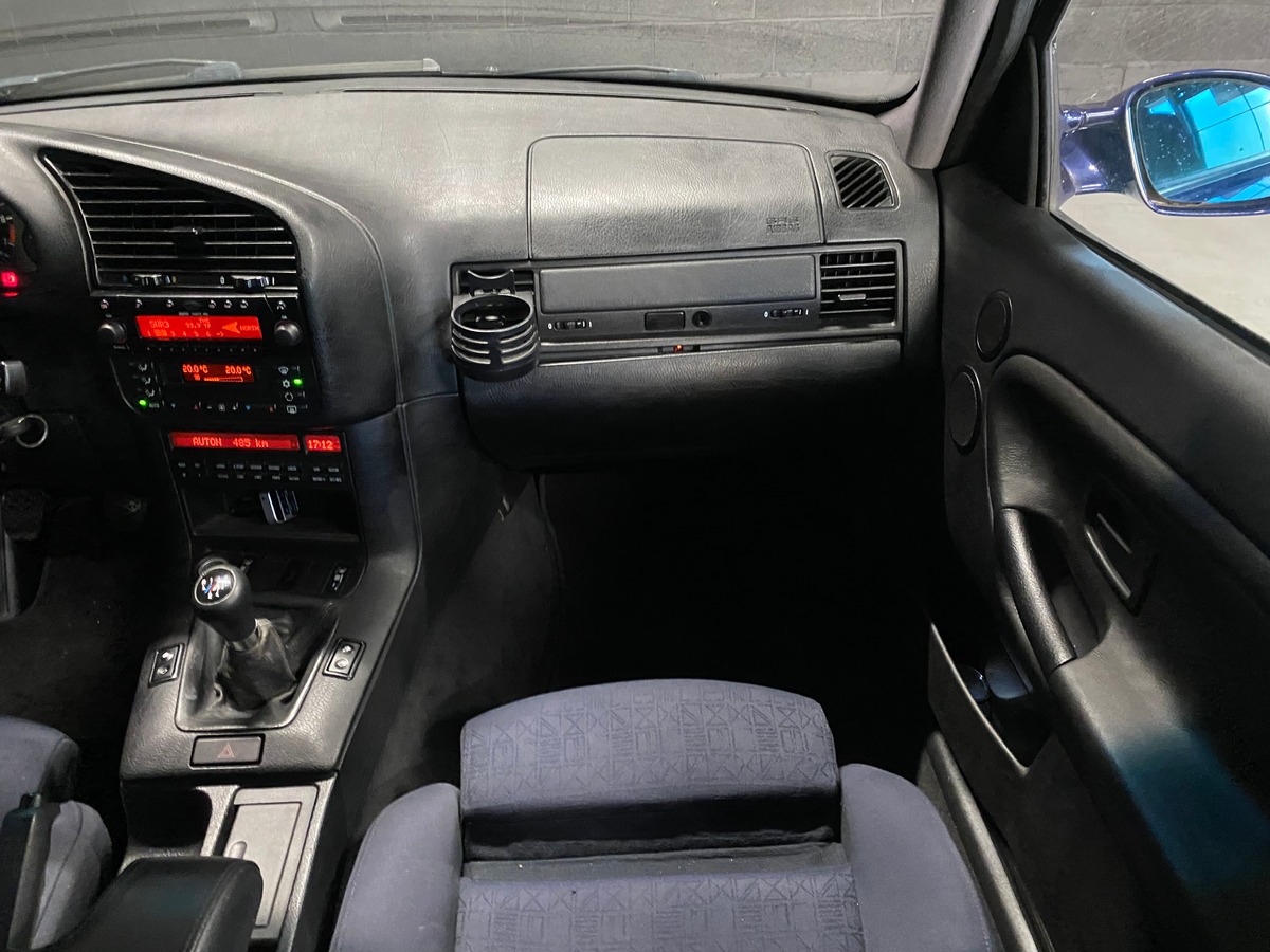 Bmw Série 3 E36 328i Berline Pack M individuel 193cv Toit Ouvrant