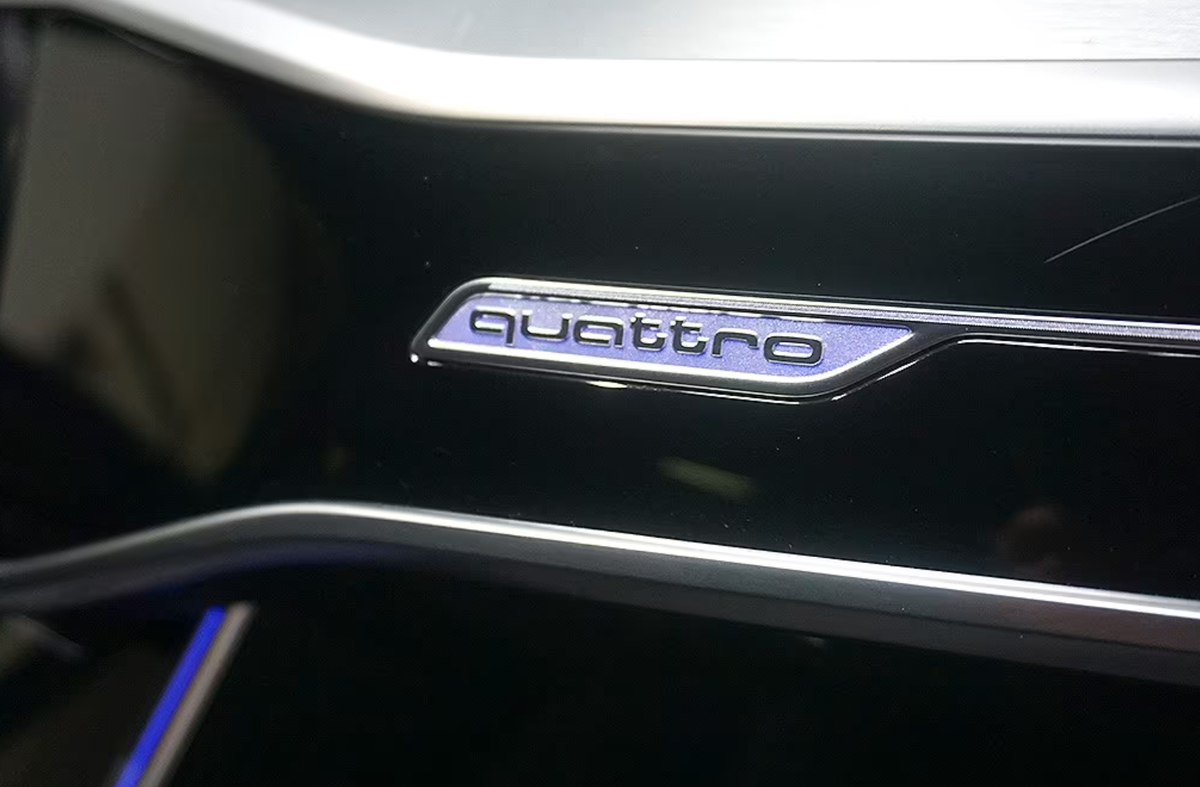 Audi A6 Avant V 40 TDI 204ch S line quattro S tronic 7/Bang&Olufsen/Toit ouvrant/Attelage/Caméra