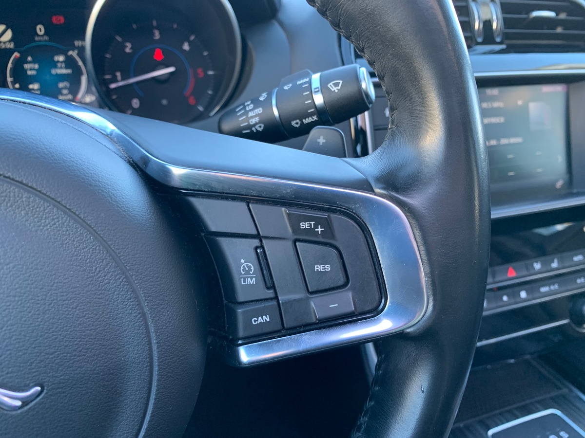 Jaguar XE 180 ch | Intérieur cuir | Toit ouvrant | Caméra de recul | GPS | Bluetooth