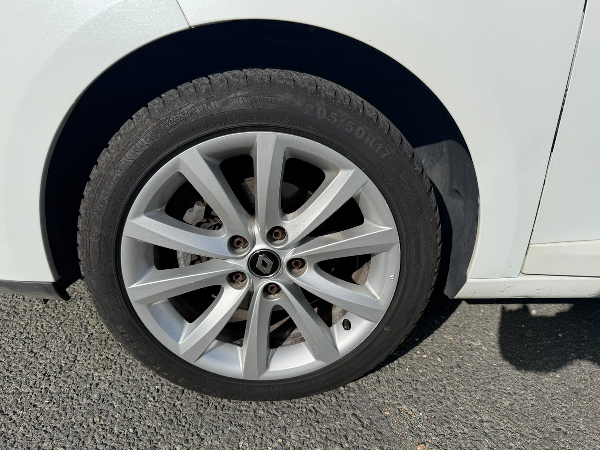 RENAULT Megane III Estate 1.5 dCi BOSE Edition-Crochet d'attelage - Distribution neuve- Garantie