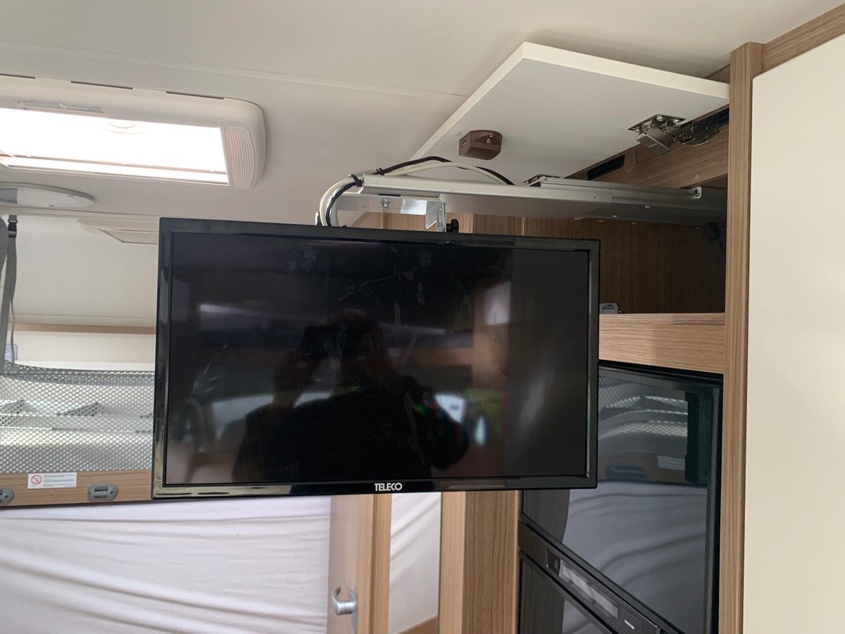 Capron A 140 ch | CAMERA DE RECUL |  LITS SUPPERPOSES | STORE EXTERIEUR | Climatisation manuelle