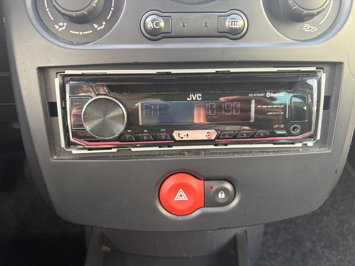 RENAULT Clio III 1.2 75 ch - IDEAL JEUNE PERMIS - CLIMATISATION - BLUETOOTH - PRISE USB