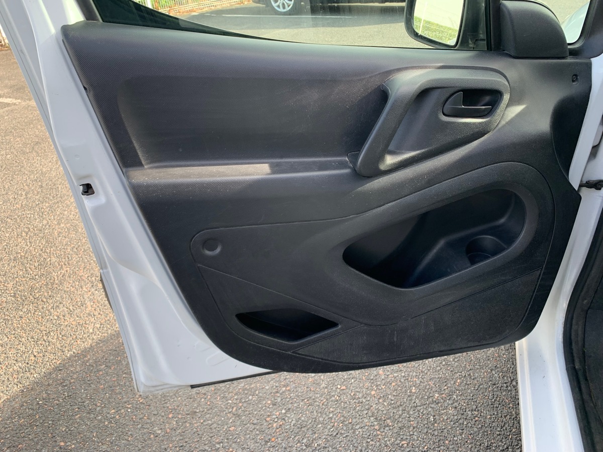 Peugeot Partner 100 ch | 5 Places | GPS | Climatisation | Attelage | Roue secours | Apple car play