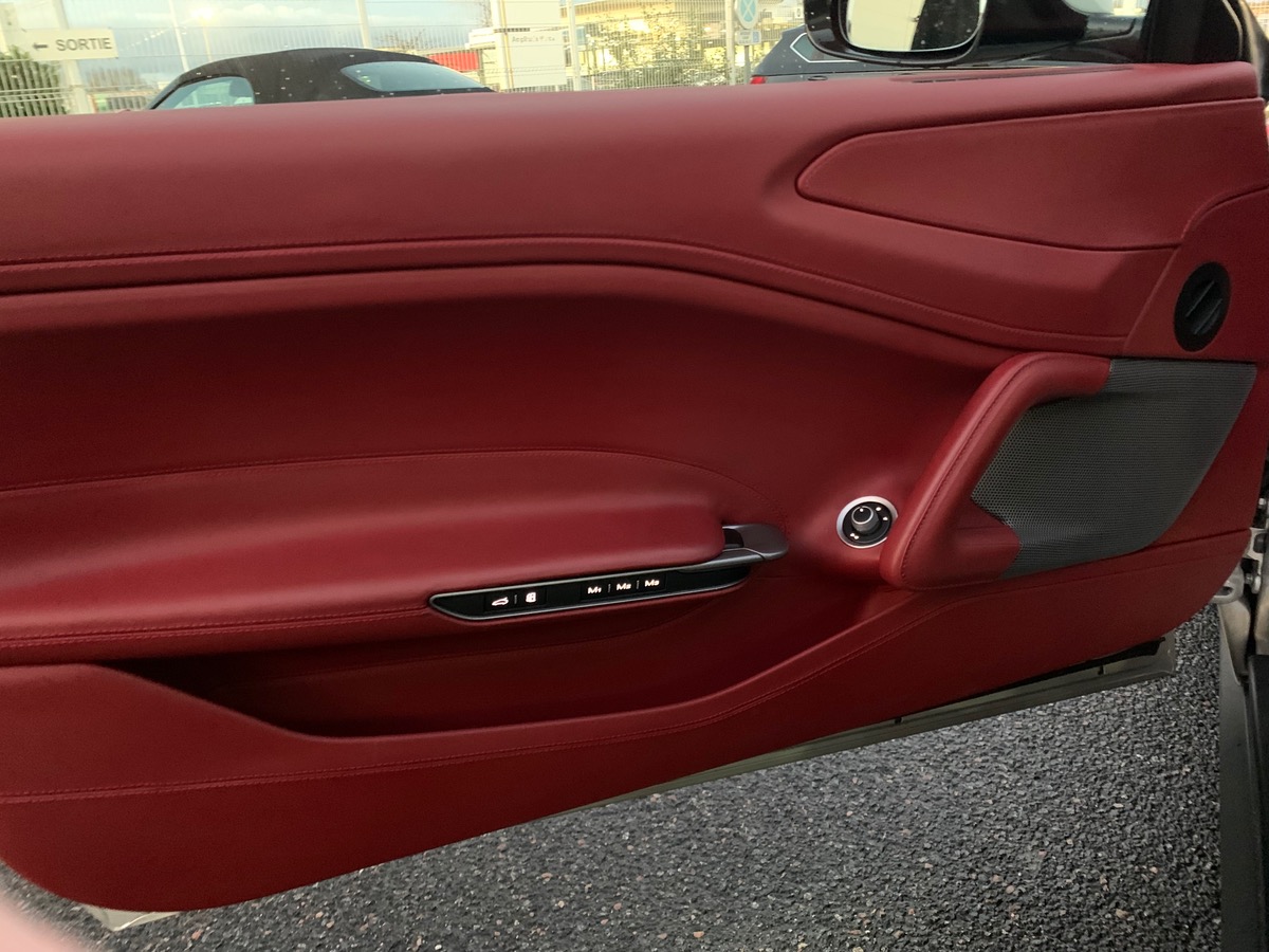 Ferrari GTC4LUSSO T 610 ch | V8 3.9 | Dernière révision constructeur à 22209 kms en 02/2025