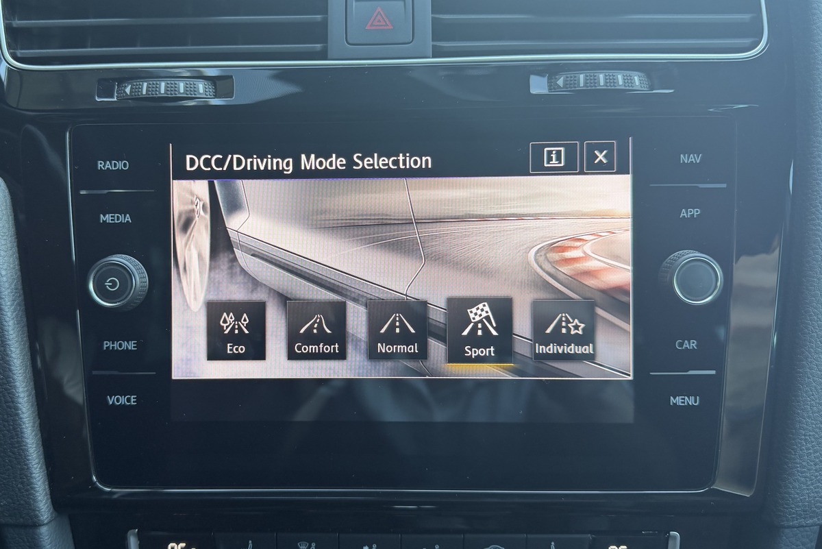Volkswagen Golf VII - TCR / CarVertical / Echappement Akrapovic / Apple Carplay / Caméra