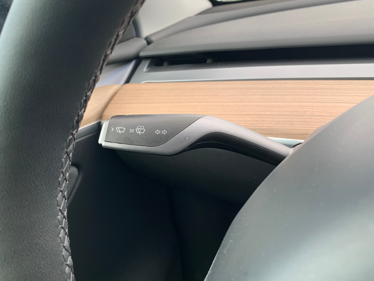 Tesla Model Y 275 chevaux | Premiére MAIN | Standard | Toit panoramique | Cuir | Siéges électriques