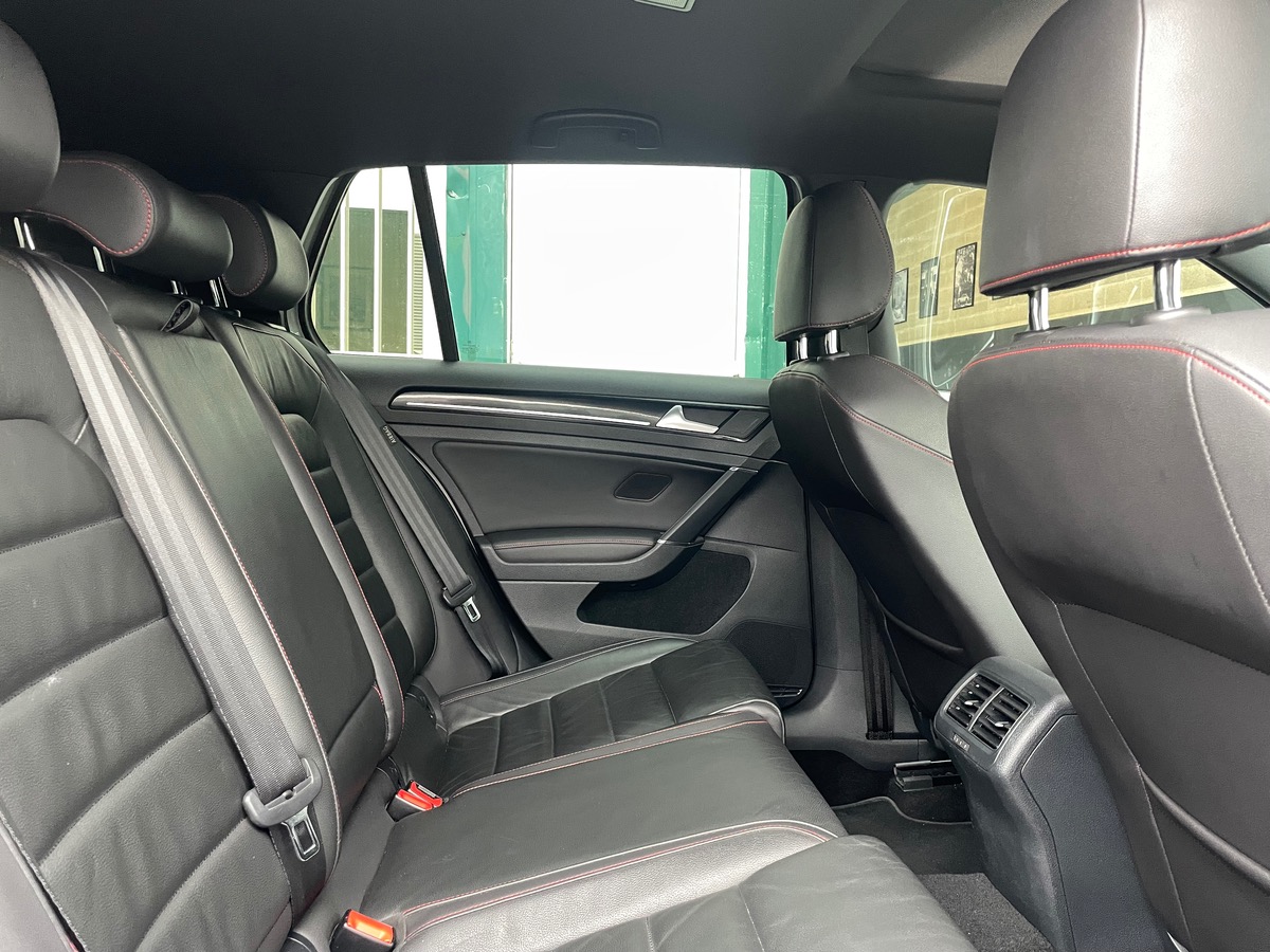 Volkswagen Golf GTI 230