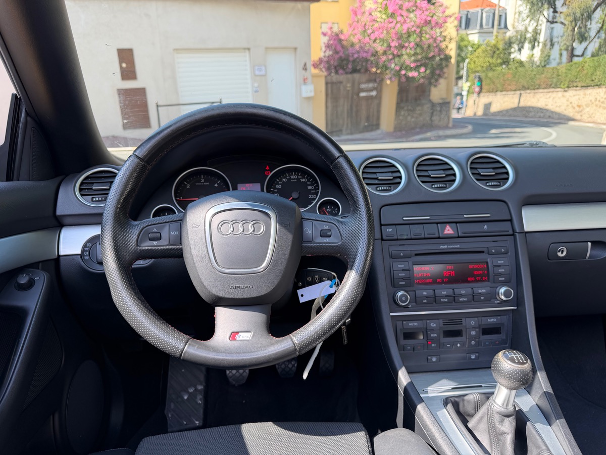 Audi A4 Cabriolet 2.0 TDi 140 CV / KM Réel / S Line /  Intérieur Cuir Tissu / Attelage / Jantes