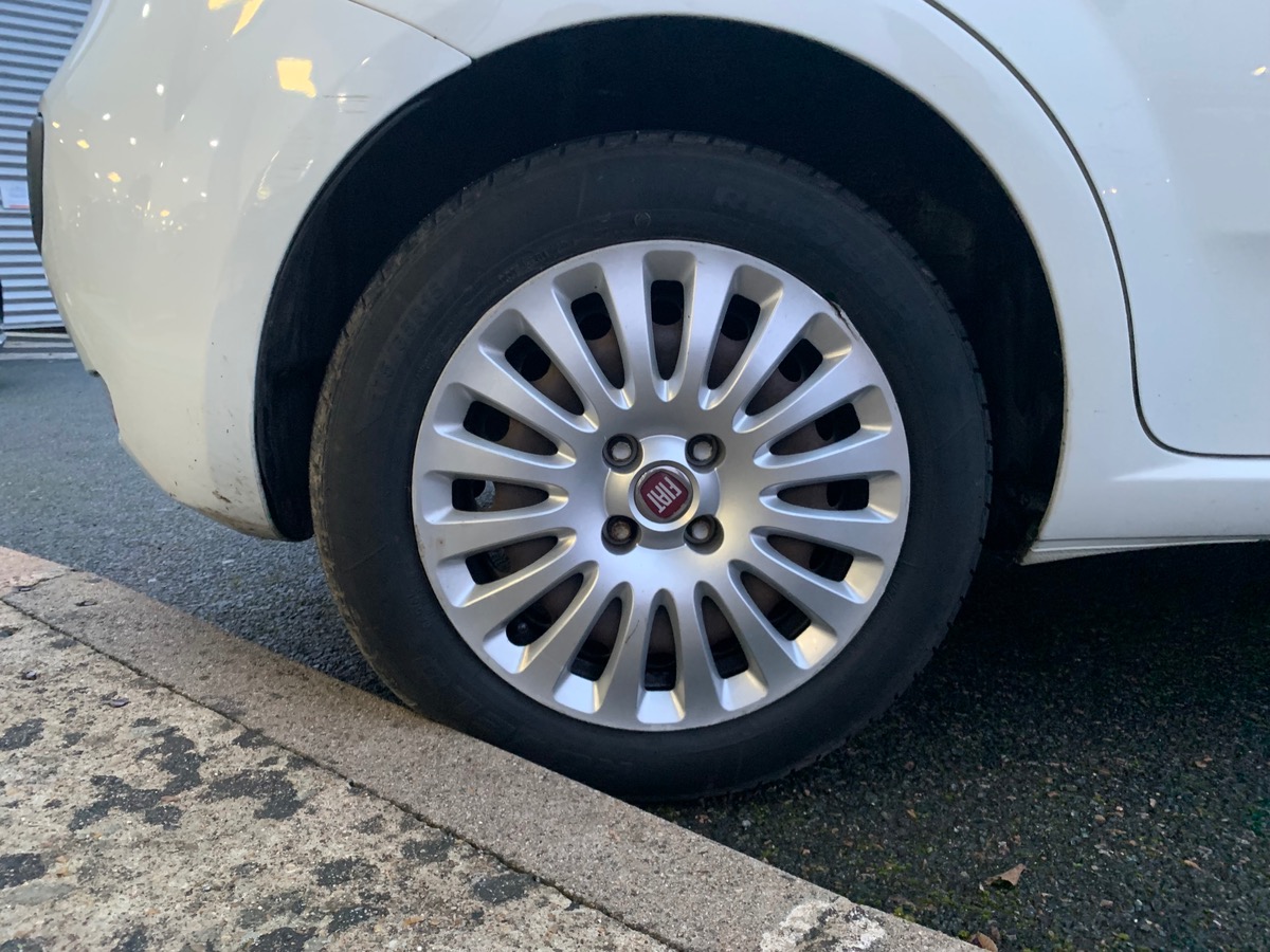 Fiat Punto 69 ch | Radio CD MP3 | Vitres avant électriques | Airbags | ABS | Commandes Radio volant