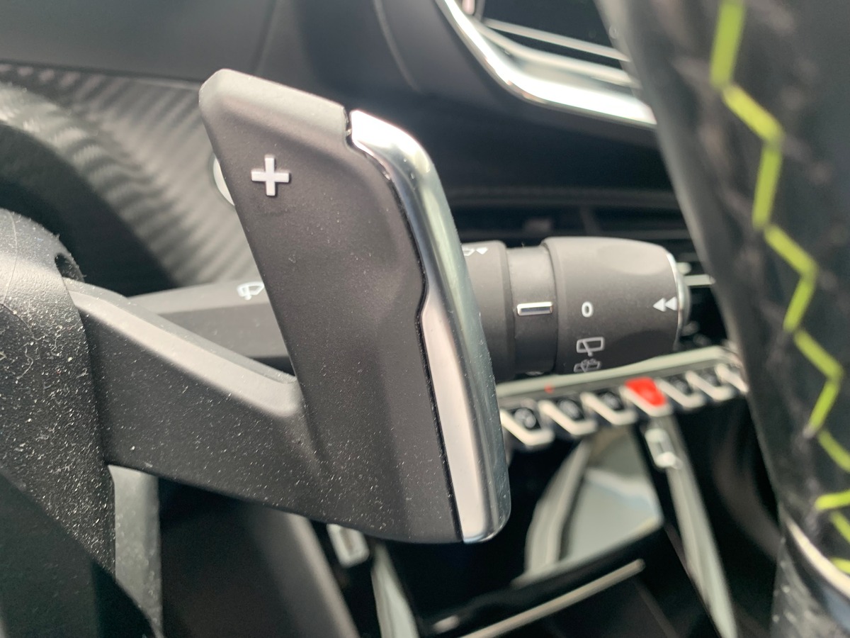 Peugeot 2008 130 chevaux | GT | Caméra de recul | Apple car Play | GPS | Palettes au volant