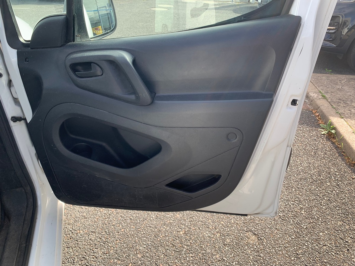 Peugeot Partner 100 ch | 5 Places | GPS | Climatisation | Attelage | Roue secours | Apple car play
