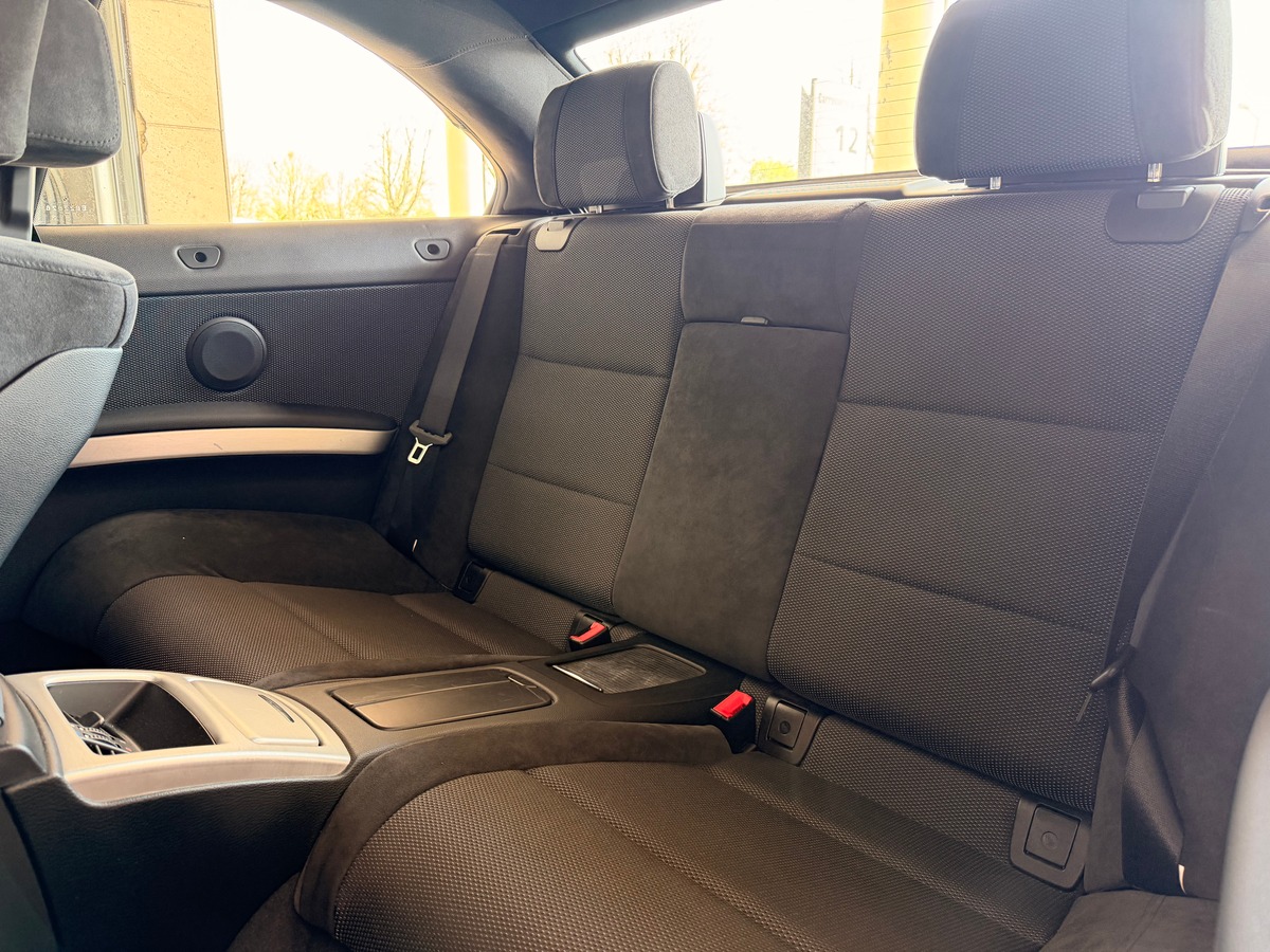 Bmw Série 3 Cabriolet Sport Design (E93) LCI 320d 2.0 d 184 cv Boîte auto - Sièges Alcantara