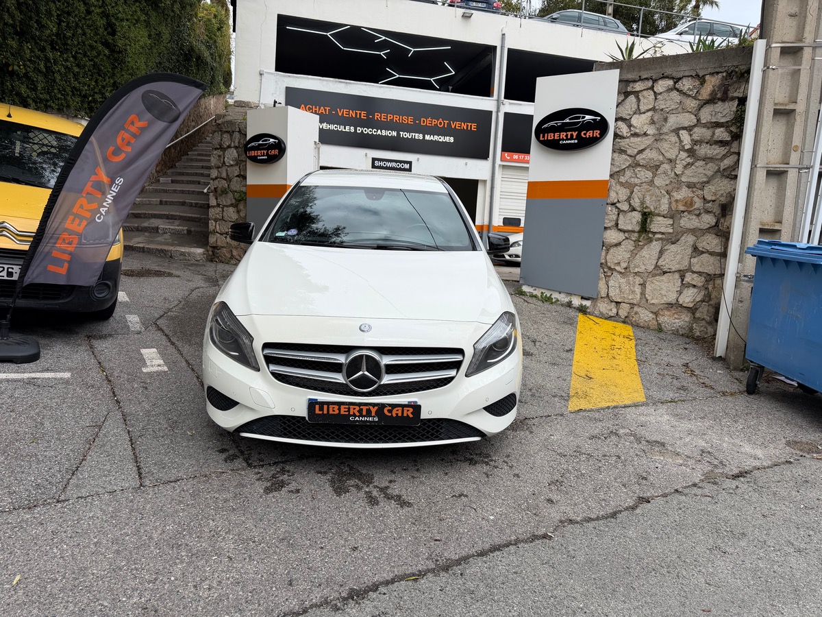 Mercedes Benz Classe A 200 1.6 i 156 CV / Jantes Noires / Pack Black / Sensation / Caméra de Recul