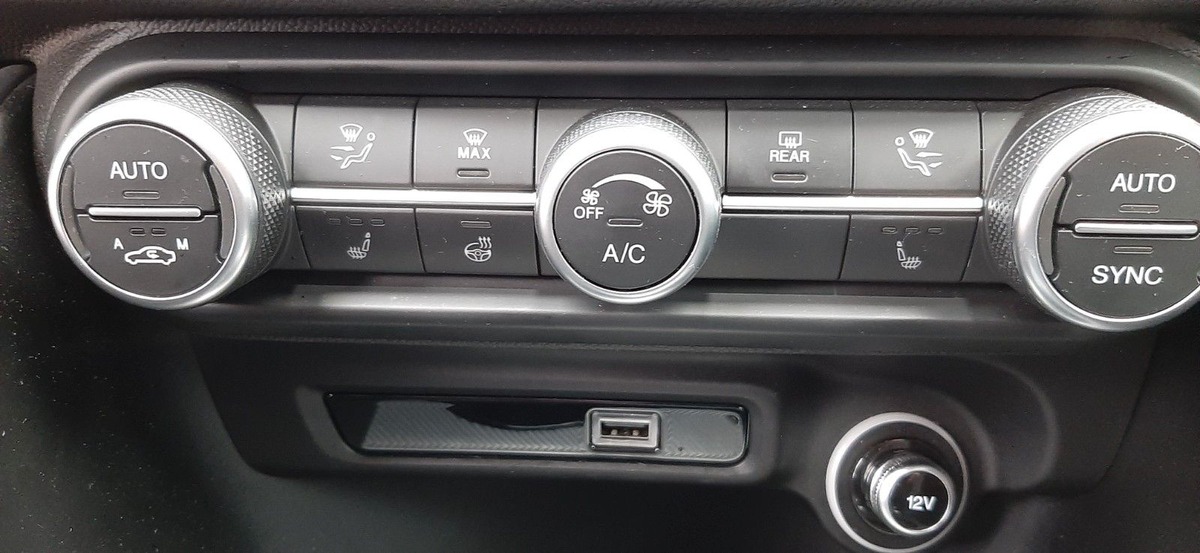 Alfa Romeo Giulia 2.0 TB 280ch Veloce Q4 AT8 MY22 / toit ouvrant / Harman Kardon