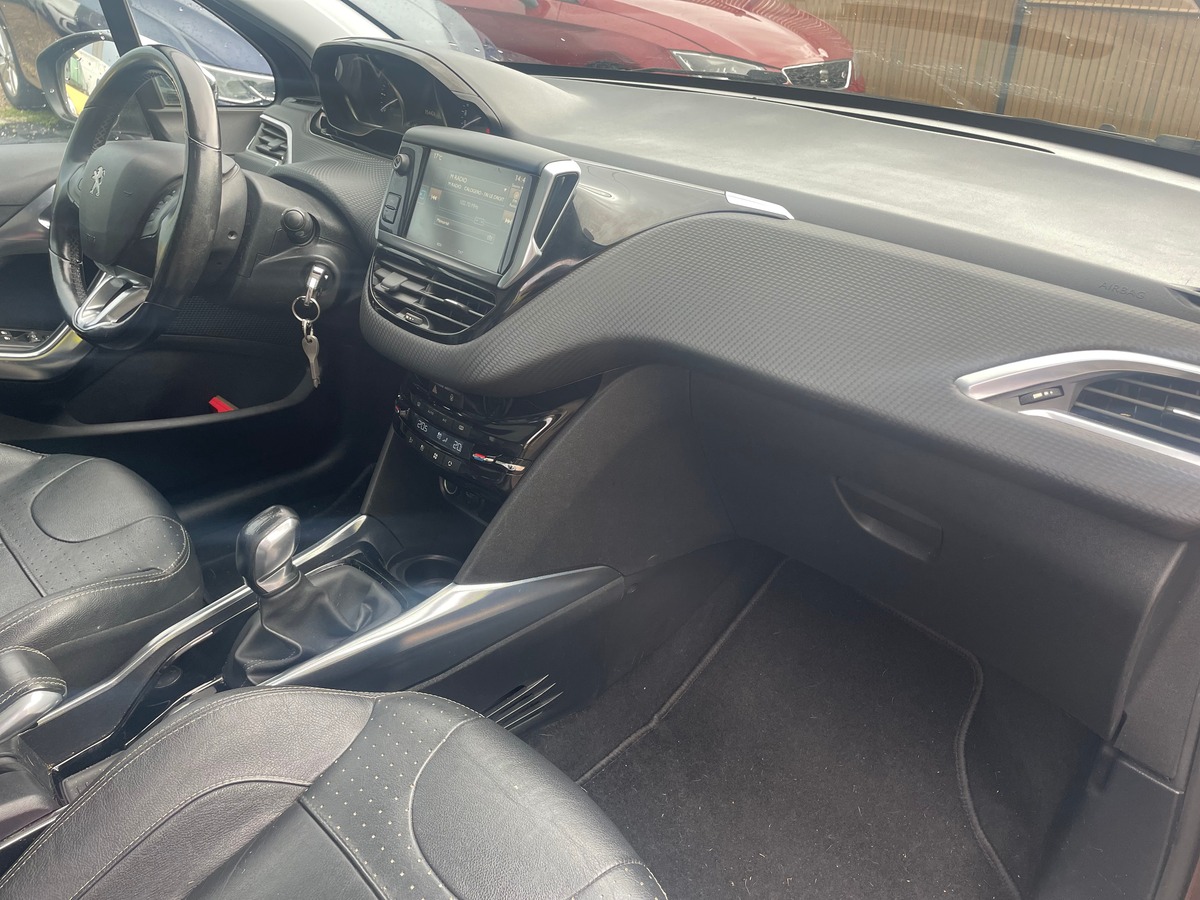 Peugeot 2008 110 cv TOIT PANORAMIQUE - SIEGE CHAUFFANT -  CLIMATISATION AUTO - RADAR DE RECUL