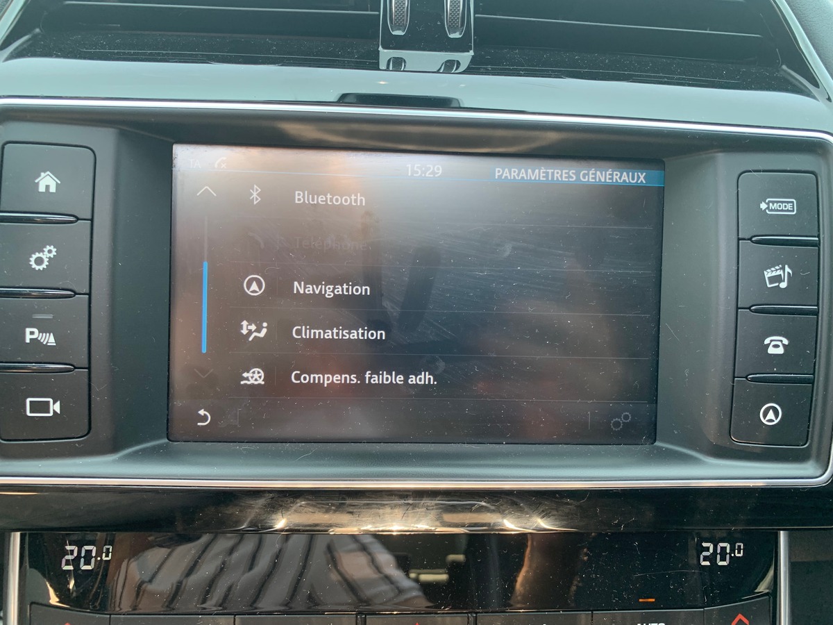 Jaguar XE 240 chevaux | R Sport | GPS | Régulateur de vitesse | Toit ouvrant | Audio MERIDIAN | Cuir