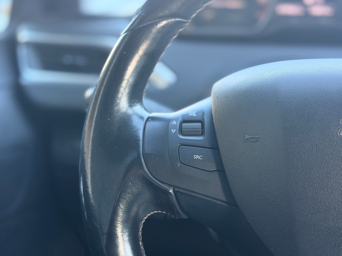 Peugeot 208 Allure 1.2 110 cv BVM5 - Distribution OK / 1ère main